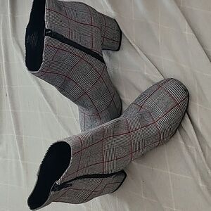 Kelly and katie size 10 m plaid Never worn no tags or box
